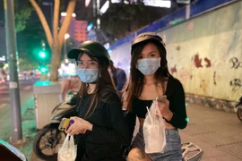 Giới trẻ TP.HCM uống cà phê, trà sữa "yên xe"