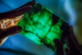 Cục đá màu xanh ở Zambia khiến giới chuyên môn phải xuýt xoa