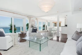 "Đột nhập" biệt thự nghỉ mát sang trọng của Jennifer Lopez