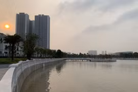 Khu dân cư đại gia: Mấy trăm triệu mua 2 tấn cá phóng sinh xuống hồ