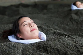 Video: Trải nghiệm tắm cát nóng như chôn sống người ở Nhật Bản