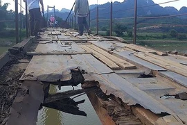 Video: Hòa Bình: Người dân liều mình đi qua cầu treo mục