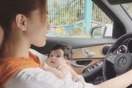 Sự thật bức ảnh Hải Băng vừa bế con vừa lái xe gây sốc
