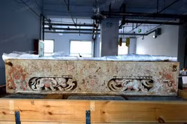 Khám phá mộ cổ cặp đôi 1.400 tuổi nằm giữa kho báu