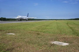 Khám phá sân bay có hai ngôi mộ ngay trên đường băng