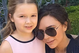 Victoria Beckham chia sẻ video Harper đọc thư khiến dân mạng thích thú