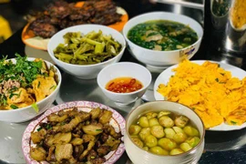 Vợ Hồng Đăng khoe bữa cơm "cây nhà lá vườn" khiến fan xúc động