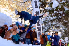 Tục lệ kỳ lạ : Chú rể bị ném từ đỉnh núi tuyết trước mặt cô dâu