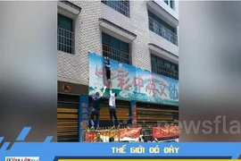 Video: Giải cứu bé trai 4 tuổi lơ lửng trên bảng hiệu