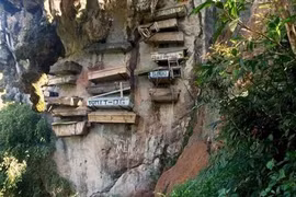 Tục lệ của một tộc người Philippines treo thi thể người chết bên vách núi