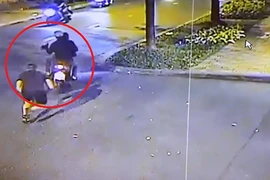 Video: Táo tợn lao xe máy lên vỉa hè cướp của du khách nước ngoài