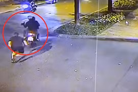 Video: Táo tợn lao xe máy lên vỉa hè cướp của du khách nước ngoài