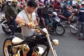 Video: Cận cảnh xe mạ vàng tiền tỷ của tay chơi khét tiếng Việt Nam