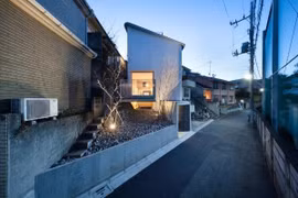 Chiêm ngưỡng ngôi nhà 4 tầng có ban công lơ lửng