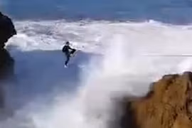 Video: Sóng đánh vùi dập “kẻ liều lĩnh” đi trên dây giữa 2 vách đá