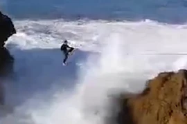 Video: Sóng đánh vùi dập “kẻ liều lĩnh” đi trên dây giữa 2 vách đá