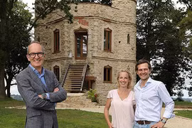 Cặp vợ chồng cải tạo lâu đài bỏ hoang bán kiếm lời