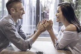 Hà Anh, Phương Vy được chồng đi giày, bóp chân khiến fan xuýt xoa