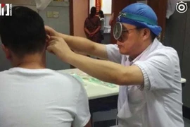 Thủng màng nhĩ vì bị bạn gái... hôn cuồng nhiệt