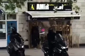 Video nhóm cướp đi mô tô, cầm dao búa cướp cửa hàng giữa ban ngày