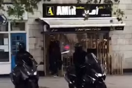 Video nhóm cướp đi mô tô, cầm dao búa cướp cửa hàng giữa ban ngày