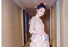 Gầy gò, ngực lép nhưng Triệu Lệ Dĩnh vẫn luôn được khen mặc đẹp