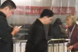 Cụ bà U80 ở biệt thự 5 tầng nhưng vẫn đi ăn xin