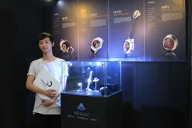 Chàng trai dành cả thanh xuân làm áo dài cổ