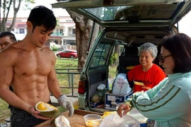 Hot boy bán sầu gây sốt với ngoại hình giống Châu Kiệt Luân hiện ra sao?