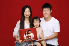 Vợ chồng chụp ảnh theo phong cách "đăng ký kết hôn" suốt 5 năm