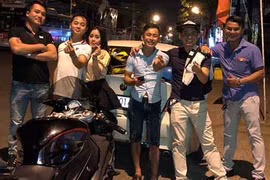 Video: Chàng trai đẩy xe phân khối lớn hơn 1km để lấy được vợ