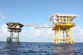 Video: Nhà giàn DK1 “ưỡn ngực” trước bão Kai-tak