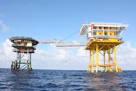 Video: Nhà giàn DK1 “ưỡn ngực” trước bão Kai-tak