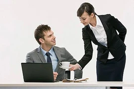 Các cô thư ký đã làm gì trên mặt bàn làm việc của sếp?