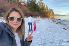 Thanh Thảo bị nhắc nhở vì cho con mặc đồ mỏng manh nghịch tuyết