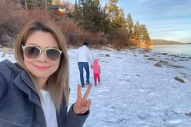 Thanh Thảo bị nhắc nhở vì cho con mặc đồ mỏng manh nghịch tuyết