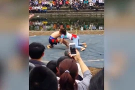 Video: Cô gái quật ngã 2 đô vật nam ở Bắc Ninh gây sốt dân mạng