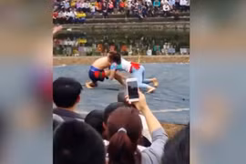 Video: Cô gái quật ngã 2 đô vật nam ở Bắc Ninh gây sốt dân mạng