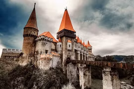 Phát hiện hầm tra tấn, hình nhân kinh dị dưới lâu đài Dracula