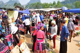 Khách Tây khệ nệ mua thớt, rổ tre, gùi ở chợ phiên Tây Bắc