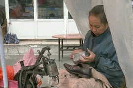 Người phụ nữ hơn 20 năm không dám bỏ nghề sửa giày