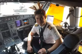 Phi công Nga 23 tuổi chuyển sang làm shipper