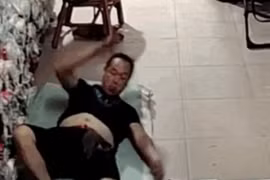 Video: Đang ngủ, người đàn ông bị chuột cống khổng lồ trèo lên bụng