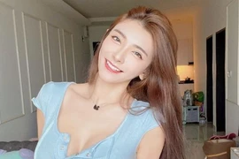 Tạo dáng phản cảm trong siêu thị, gái trẻ bị chỉ trích thậm tệ