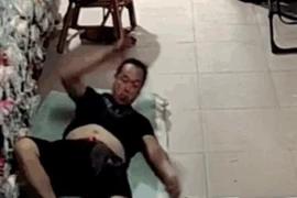 Video: Đang ngủ, người đàn ông bị chuột cống khổng lồ trèo lên bụng