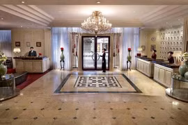 Cho thuê khách lẻ theo giờ, khách sạn 5 sao kiếm tiền như nhà nghỉ