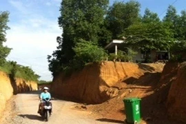 Hiến đất mở rộng đường, nhà dân bị... "thượng" lên đỉnh đồi