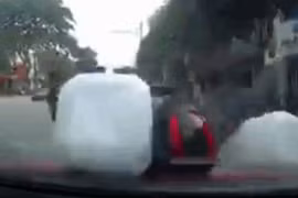 Video: Khoảnh khắc ô tô tông trúng người đàn ông đi xe máy