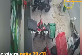 Video : Tên trộm bẻ khóa xe máy khi bảo vệ vừa quay người đi