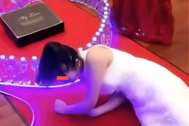 Chú rể đẩy bạn gái cũ ngã trong hôn lễ, biết nguyên nhân "không ai dám trách"